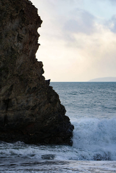 Fale burzy atlantyckiej rozbijające się o skały i piasek na plaży zatoki Carlyon w Kornwalii na południowo-zachodnim wybrzeżu Anglii - Zdjęcie, obraz