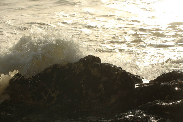 Hullámok zuhantak a sziklák fölé a Carlyon-öböl partjára St. Austell mellett, Cornwall, Anglia. Egy vihar után, ami messze a tengertől, az Atlanti-óceánon csapódott le. - Fotó, kép