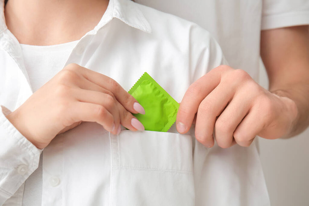Pariskunta kondomin pakkauksessa, lähikuva - Valokuva, kuva