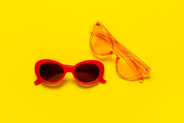 Elegantes gafas de sol sobre fondo de color - Foto, imagen