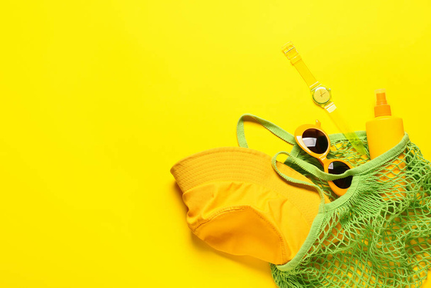 Bolsa con accesorios de playa sobre fondo de color - Foto, imagen