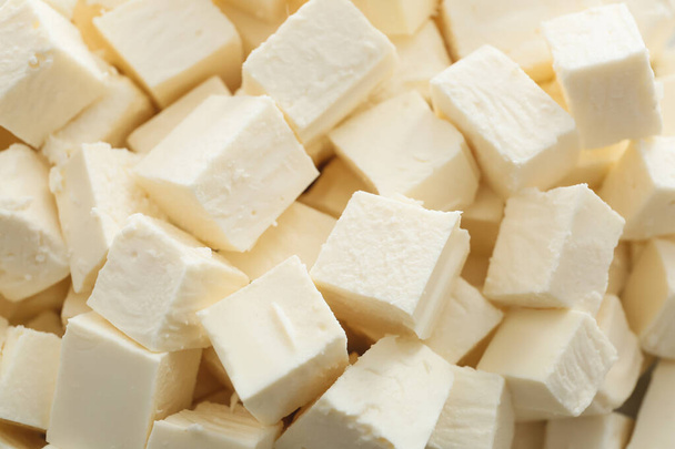 Вкусные кусочки сыра фета в качестве фона - Фото, изображение