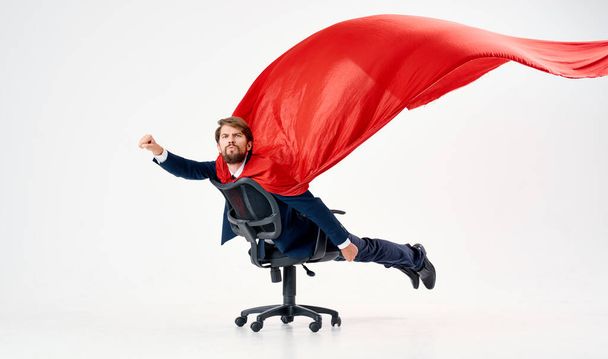 muž superhrdina s červeným pláštěm kancelář židle manažer Professional - Fotografie, Obrázek