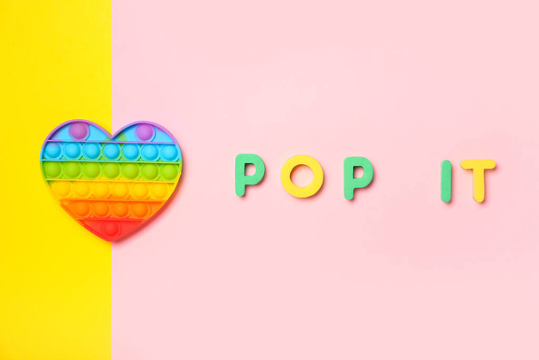 Pop it Fidget hračka na barevném pozadí - Fotografie, Obrázek