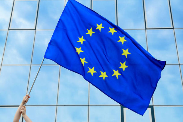 Avrupa Birliği 'nin bayrağını sallayarak - Fotoğraf, Görsel