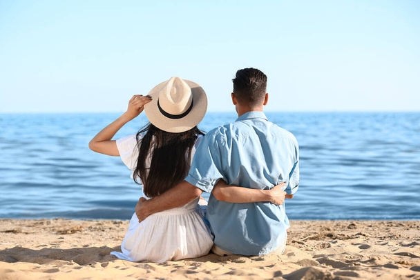 Feliz pareja joven en la playa del mar - Foto, imagen