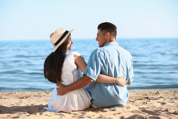 Happy young couple on sea beach - Фото, зображення