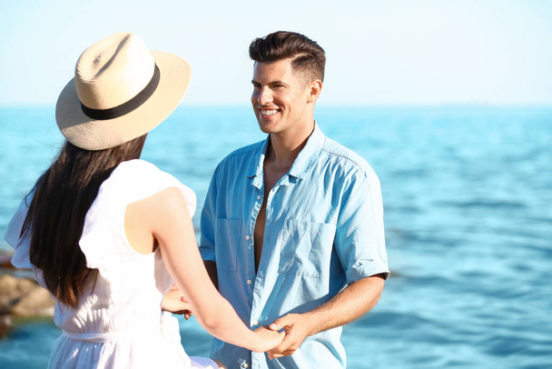 海のビーチで幸せな若いカップル - 写真・画像