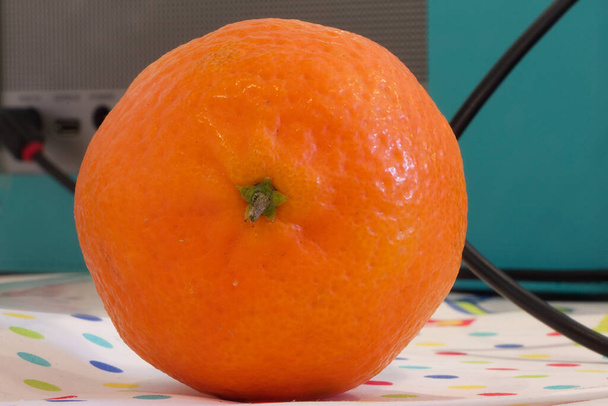 Vista de cerca de la textura grumosa de una cáscara de naranja - Foto, imagen