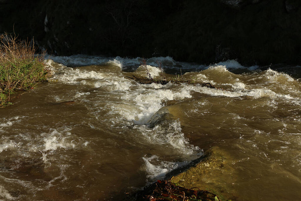 Heddonská řeka nabobtnala hustými dešti a povodňovou vodou, která se zřítila údolím Heddonu na cestě k moři na pobřeží Severního Devonu na jihozápadě Anglie. - Fotografie, Obrázek