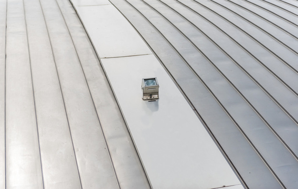 Proyector sobre el fondo del techo de lámina de aluminio
 - Foto, Imagen