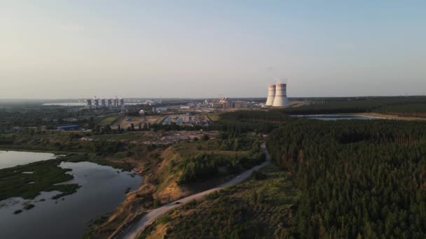 Ruch dronów w pobliżu działającej elektrowni jądrowej. zdjęcia lotnicze - Materiał filmowy, wideo