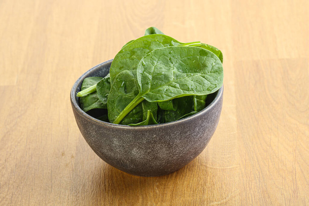 Fresh green spinach leaves in the bowl over wooden background - Fotoğraf, Görsel
