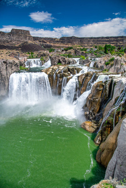Удивительный летний вид на водопады Шошоне, Идахо - Фото, изображение