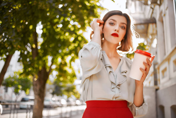 mulher ao ar livre xícara de café andar lazer verão - Foto, Imagem