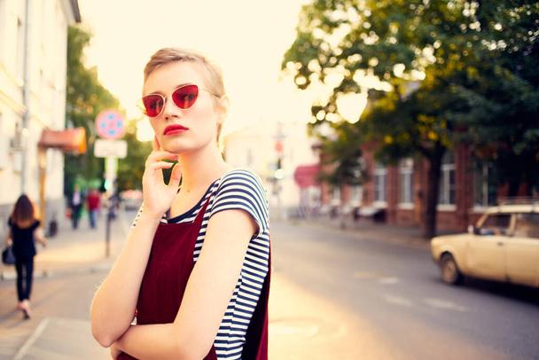 nő visel napszemüveg szabadban séta divat nyári életmód - Fotó, kép