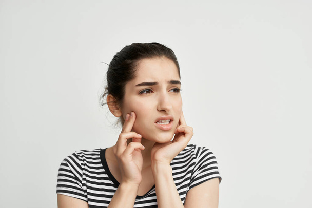 顔の歯痛の不快感を持つ不満女性 - 写真・画像