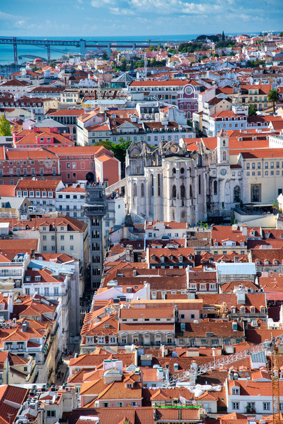 Αεροφωτογραφία του ορίζοντα της Λισαβόνας με παλιά μεσαιωνικά κτίρια - Φωτογραφία, εικόνα
