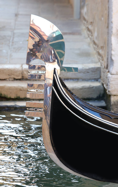 prow του σκάφους γόνδολα στη Βενετία με το τυπικό σχήμα που συμβολίζει τις επτά συνοικίες του νησιού που ονομάζεται sestieri στην ιταλική γλώσσα - Φωτογραφία, εικόνα