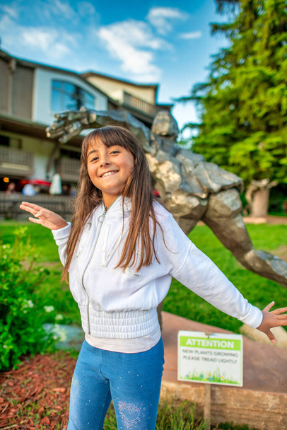 Happy young girl smiling in a city park - Foto, imagen