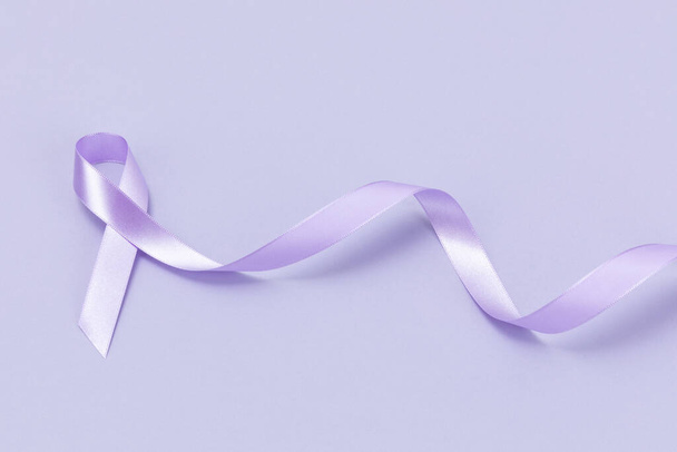 purple ribbon on purple background - Foto, Imagem