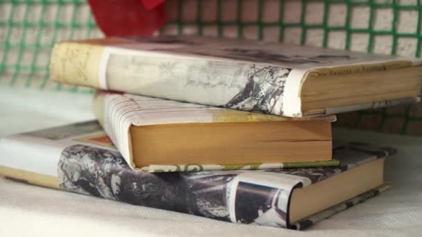 pila de libros que yacen uno encima del otro en la biblioteca - Metraje, vídeo