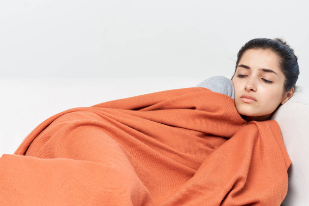 femme repose sur le lit recouvert d'une couverture traitement froid - Photo, image