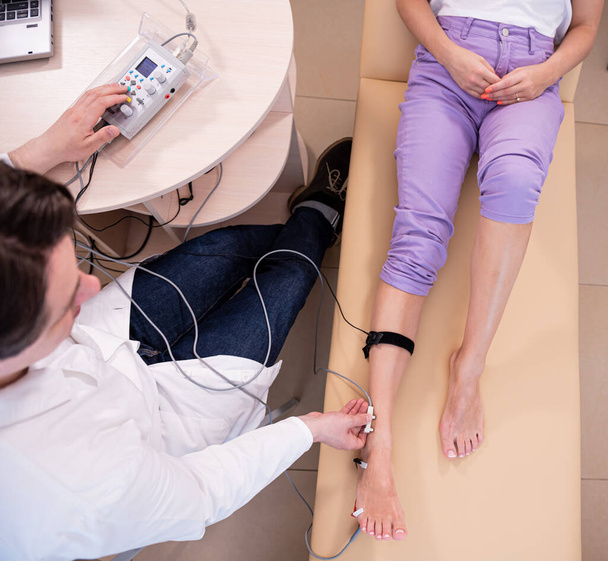Patient nerves testing using electromyography at medical center - Zdjęcie, obraz