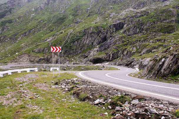 Curva perigosa de estrada de Transfagarasan
 - Foto, Imagem