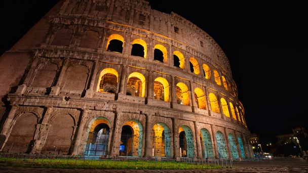 Het beroemde en historische Colosseum 's nachts in Rome, Italië - Foto, afbeelding