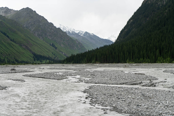 Řeka a hory s bílými mraky. Zastřelen v Sin-ťiangu, Čína. - Fotografie, Obrázek