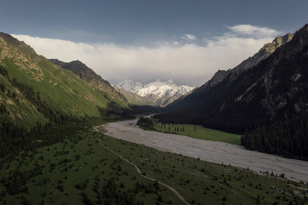 Río y montañas con nubes blancas. Tiro en Xinjiang, China. - Foto, Imagen