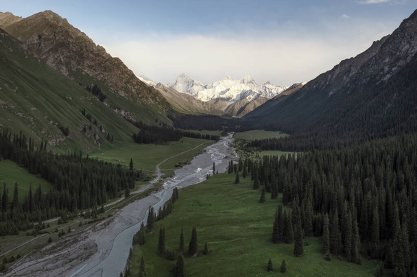 Joki ja vuoret valkoisilla pilvillä. Ammuttu Xinjiangissa, Kiinassa. - Valokuva, kuva
