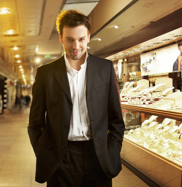 Handsome man choosing an engagement ring - Photo, Image