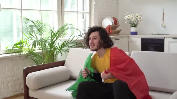 Abanico italiano con bandera está viendo deportes o fútbol en casa - Imágenes, Vídeo