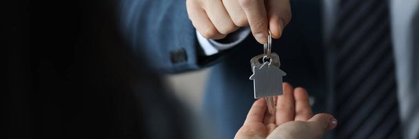 Biznesmen przekazuje klucze do domu klientowi - Zdjęcie, obraz
