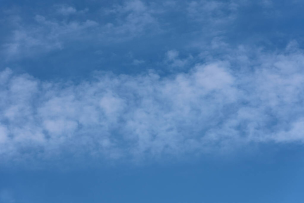 Altocumulus облака в голубом небе - Фото, изображение