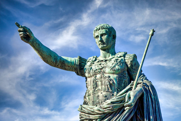 イタリア、ローマ。ローマ皇帝ガイウス・ユリウス・シーザーの公共の通りに像。権威、支配、指導力、指導力の概念. - 写真・画像