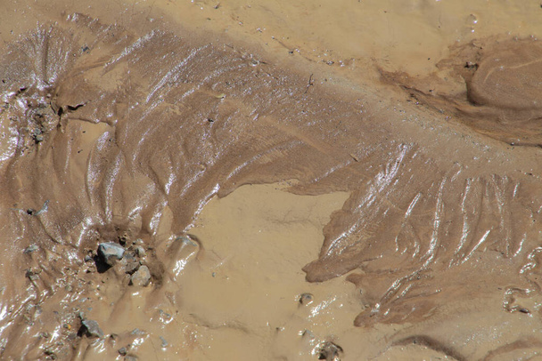 Светло-коричневая и бежевая текстура влажной грязи для фона - Фото, изображение