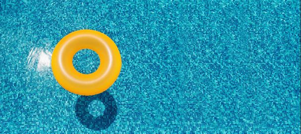 Un anneau flottant dans une piscine bleue rafraîchissante. Un cercle en caoutchouc gonflable flottant dans de l'eau bleue claire. Hôtellerie, concept voyage, voyage. Bannière d'espace de copie. - Photo, image