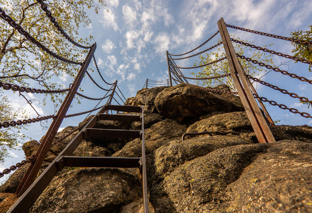 Metalowe schody prowadzące do widoku Certovy kameny w Jeseniky miasta Czech o zachodzie słońca. - Zdjęcie, obraz
