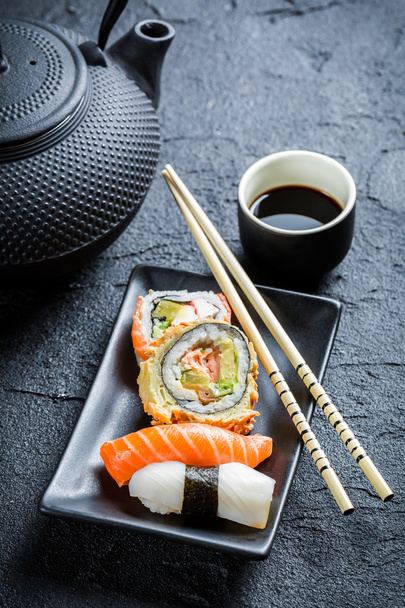 Fresh sushi served in with tea - Фото, зображення