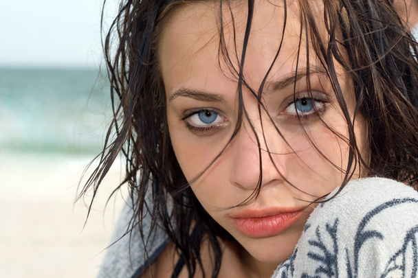 Portrait d'une jolie femme aux yeux bleus sur la plage
 - Photo, image
