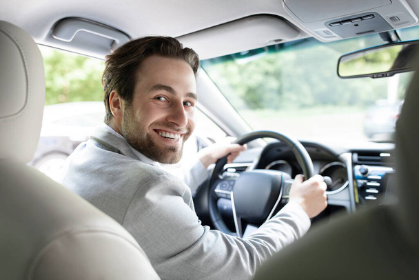 Cestovní ruch životní styl pozitivita, doprava. Úspěšný muž sedí za volantem prestižního auta - Fotografie, Obrázek