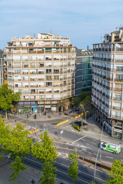 Barcelona, Spanyolország - április 15, 2021 - függőleges légi kilátás az épületekre az Arenas de Barcelona bevásárlóközpont tetőtéri kilátóteraszáról - Fotó, kép