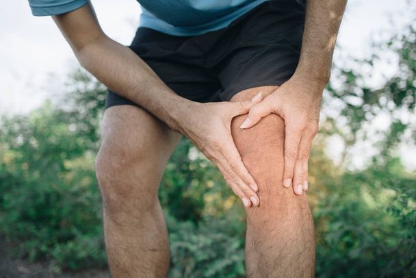 молодой человек боль в колене, концепция здравоохранения - Фото, изображение