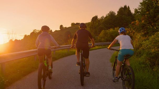 SUN FLARE : Les jeunes voyageurs profitent d'une excursion pittoresque à vélo par une matinée ensoleillée. - Photo, image