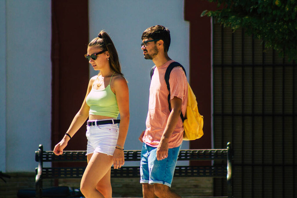 Кармона Испания 24 июля 2021 года Пешеходная прогулка по улицам Кармоны во время вспышки коронавируса в Испании, носить маску не обязательно, но большинство людей носят ее - Фото, изображение