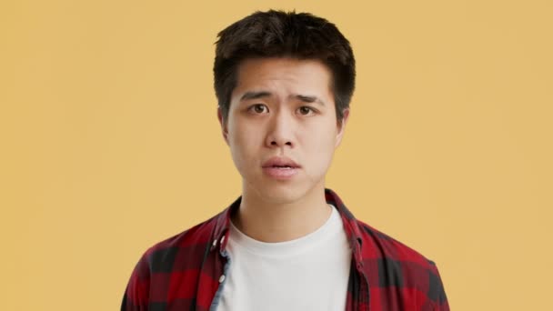 Heyecanlı Asyalı Adam Parmakla göstererek Fikri Var, Sarı Arkaplan - Video, Çekim