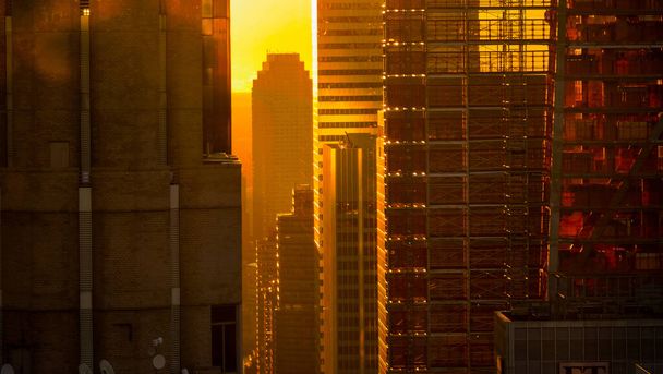 Το όμορφο ηλιοβασίλεμα αντανακλά από τον γυάλινο ουρανοξύστη στη Νέα Υόρκη. - Φωτογραφία, εικόνα